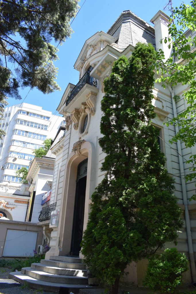 Casa Dinu Brătianu, ușa intrare principală, 2021 (Arhiva I.N.P.)